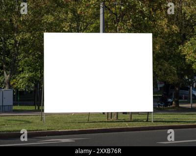 Panneau d'affichage vierge pour modèle de publicité. Maquette d'affiche vide sur un cadre mobile situé dans une zone urbaine. Espace de copie pour tester une campagne marketing. Banque D'Images