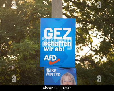 Affiche de campagne électorale de l'AFD avec le slogan 'GEZ schaffen wir ab!' (Nous supprimons les redevances de radiodiffusion publique) en Allemagne de l'est pour le Landtagswahl. Banque D'Images