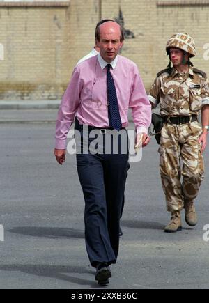 Première Guerre du Golfe : 6 mars 1991 L'ambassadeur britannique au Koweït, Michael Weston, vient d'arriver devant le palais Bayan à Koweït City pour rencontrer le premier ministre John Major. Banque D'Images