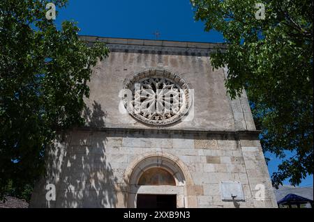 Construite en 1602, la façade est faite de blocs de pierre et présente une rosace de style gothique. La porte est surmontée d'une lunette avec un tableau de équipé Banque D'Images