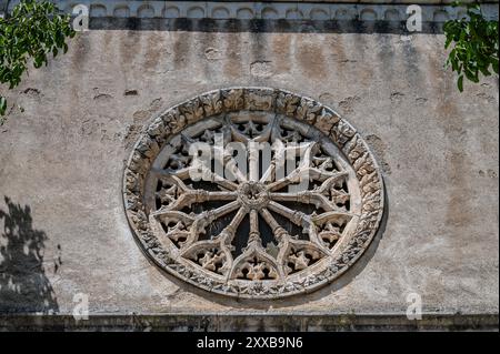 Construite en 1602, la façade est faite de blocs de pierre et présente une rosace de style gothique. La porte est surmontée d'une lunette avec un tableau de équipé Banque D'Images