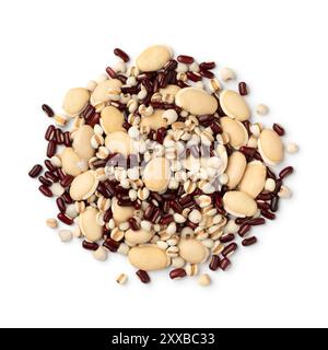 Tas de différents haricots secs en gros plan isolé sur fond blanc Banque D'Images