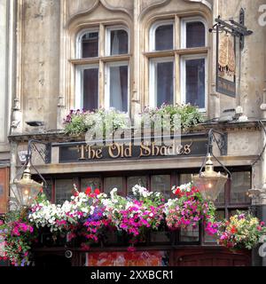 The Old Shades, un pub traditionnel emblématique situé au 37 Whitehall dans le centre de Londres, près de Trafalgar Square Banque D'Images