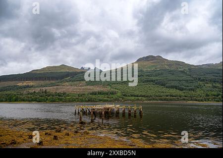 Photographie de paysage des montagnes Arrochar Alpes et Loch long, point de vue du lac ; pittoresque ; rocheux ; destination; ciel moody avec des nuages, voyage ; Écosse Banque D'Images