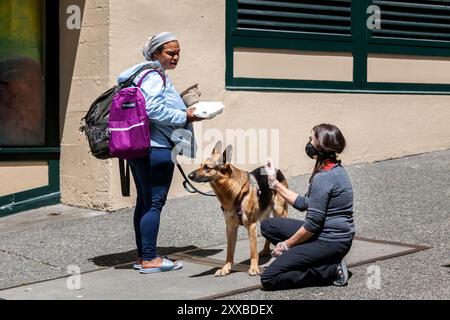 ARC-0133...... WASHINGTON - Penelope Protheroe d'Angel Resource Connection parle avec une femme sans abri de l'endroit où trouver de la nourriture pour son chien. Banque D'Images