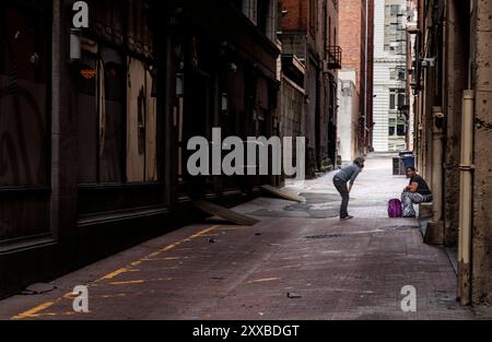 ARC-0138....WASHINGTON - Penelope Protheroe d'Angel Resource Connection parle à une femme sans-abri dans une ruelle de Seattle pour s'assurer qu'elle va bien Banque D'Images