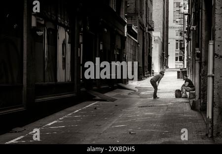 ARC-0138-BW...... WASHINGTON - Penelope Protheroe d'Angel Resource Connection parle à une femme sans-abri dans une ruelle de Seattle pour s'assurer qu'elle est OK A. Banque D'Images