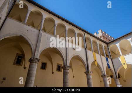 Le château Piccolomini de Celano surplombe la plaine de Fucino, autrefois occupée par le troisième plus grand lac d'Italie, majestueusement et imposant. Banque D'Images