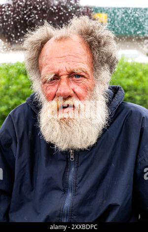 ARC-0163....WASHINGTON - Dave Brown, un sans-abri dans les rues d'Everett, était assis dans un bus pour rester à l'abri de la pluie. Banque D'Images