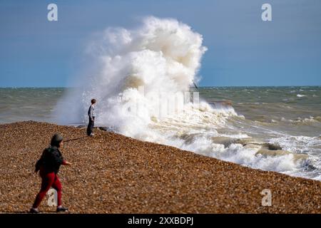 Young Boy risque de jouer sur la côte comme Storm Lilian Hits Hastings août 2024 Hasting, Royaume-Uni Banque D'Images