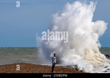 Young Boy risque de jouer sur la côte comme Storm Lilian Hits Hastings août 2024 Hasting, Royaume-Uni Banque D'Images