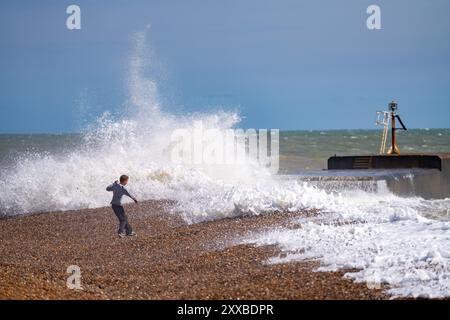 Hastings, Royaume-Uni. 23 août 2024. Young Boy Risks jouer sur la côte comme Storm Lilian Hits Hastings août 2024 Hasting, UK Credit : Christopher Neve/Alamy Live News Banque D'Images