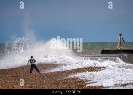 Young Boy risque de jouer sur la côte comme Storm Lilian Hits Hastings août 2024 Hasting, Royaume-Uni Banque D'Images