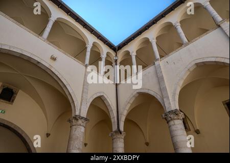 Le château Piccolomini de Celano surplombe la plaine de Fucino, autrefois occupée par le troisième plus grand lac d'Italie, majestueusement et imposant. Banque D'Images