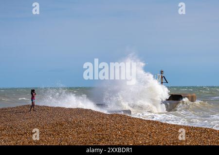 Hastings, Royaume-Uni. 23 août 2024. Young Boy Risks jouer sur la côte comme Storm Lilian Hits Hastings août 2024 Hasting, UK Credit : Christopher Neve/Alamy Live News Banque D'Images