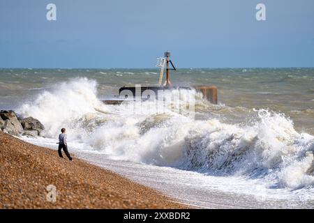 Young Boy risque de jouer sur la côte comme Storm Lilian Hits Hastings août 2024 Hasting, Royaume-Uni Banque D'Images