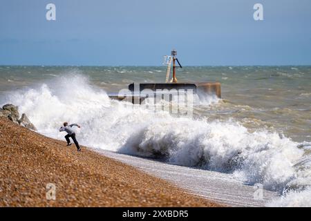 Hastings, Royaume-Uni. 23 août 2024. Young Boy Risks jouer sur la côte comme Storm Lilian Hits Hastings août 2024 Hasting, UK Credit : Christopher Neve/Alamy Live News Banque D'Images