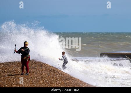 Hastings, Royaume-Uni. 23 août 2024. Young Boy Risks jouer sur la côte comme Storm Lilian Hits Hastings août 2024 Hasting, UK Credit : Christopher Neve/Alamy Live News Banque D'Images