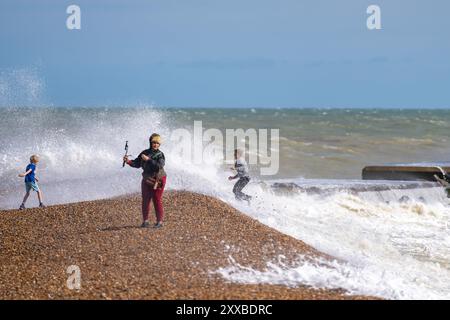 Hastings, Royaume-Uni. 23 août 2024. Young Boy Risks jouer sur la côte comme Storm Lilian Hits Hastings août 2024 Hasting, UK Credit : Christopher Neve/Alamy Live News Banque D'Images