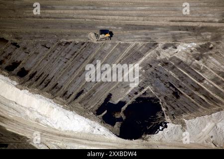 Les bulldozers sont propager le déchets toxiques dans l'un des énormes bassins de résidus à Fort McMurray en Alberta, Canada. Les étangs sont parmi les plus grandes structures de l'homme dans le monde, couvrant plus de 175 kilomètres carrés. Ils représentent un défi supplémentaire pour la production de sables bitumineux : même après avoir terminé la production, il peut prendre jusqu'à 30 ans pour le limon dans les étangs à sécher. L'eau contaminée est toxique pour les êtres vivants. Les sables bitumineux de l'Athabasca-est parmi les plus importantes au monde. Le bitume, aussi communément appelé tar (d'où l'exploitation des sables bitumineux), contient beaucoup d'hydrocarbures, mais est notori Banque D'Images