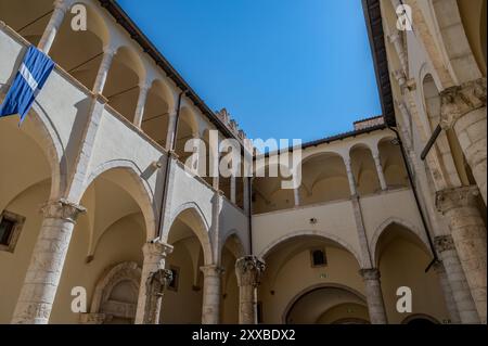 Le château Piccolomini de Celano surplombe la plaine de Fucino, autrefois occupée par le troisième plus grand lac d'Italie, majestueusement et imposant. Banque D'Images