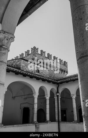 Le château Piccolomini de Celano surplombe la plaine de Fucino, autrefois occupée par le troisième plus grand lac d'Italie, majestueusement et imposant. Banque D'Images