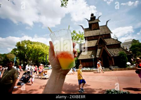Orlando, Floride, États-Unis, 20090325 : Disney EPCOT Center à Orlando. Chaque coutry représenté au World Showcase sert des boissons de spécialité. Une Margarita congelée du Mexique consommée à l'extérieur du pavillon norvégien. Photo : Orjan F. Ellingvag/ Dagbladet/ Corbis Banque D'Images