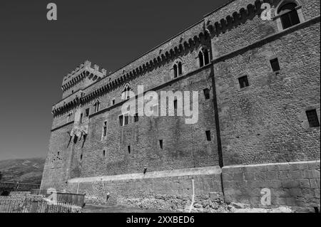 Le château Piccolomini de Celano surplombe la plaine de Fucino, autrefois occupée par le troisième plus grand lac d'Italie, majestueusement et imposant. Banque D'Images