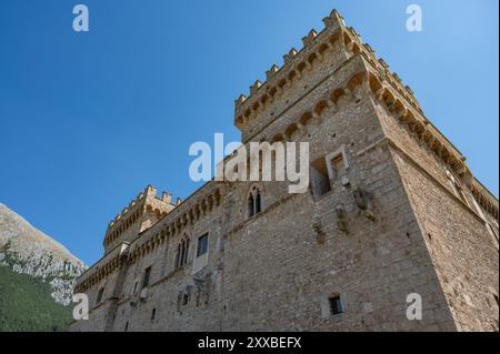 Le château Piccolomini de Celano surplombe la plaine de Fucino, autrefois occupée par le troisième plus grand lac d'Italie, majestueusement et imposant. Banque D'Images