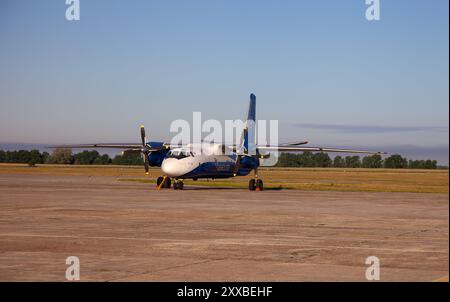 Avion ukrainien AN - 26 B. avion Antonov AN-26b à l'aéroport. Ukraine, Kiev - 13 août 2020 Banque D'Images