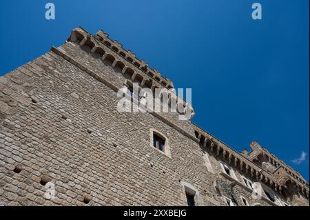 Le château Piccolomini de Celano surplombe la plaine de Fucino, autrefois occupée par le troisième plus grand lac d'Italie, majestueusement et imposant. Banque D'Images