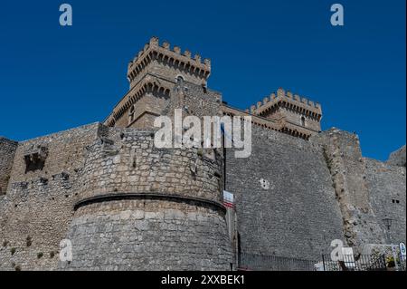 Le château Piccolomini de Celano surplombe la plaine de Fucino, autrefois occupée par le troisième plus grand lac d'Italie, majestueusement et imposant. Banque D'Images