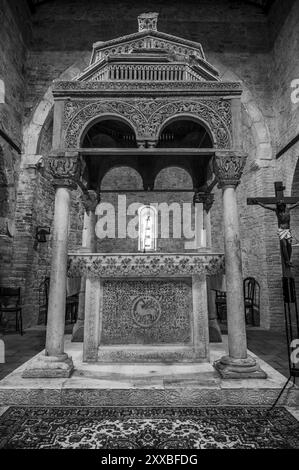 L'abbaye de San Clemente al Vomano est un lieu de culte catholique dans les Abruzzes qui se dresse au sommet d'une petite colline, non loin de Guardia Vomano di N. Banque D'Images