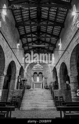 L'abbaye de San Clemente al Vomano est un lieu de culte catholique dans les Abruzzes qui se dresse au sommet d'une petite colline, non loin de Guardia Vomano di N. Banque D'Images