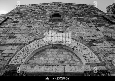 L'abbaye de San Clemente al Vomano est un lieu de culte catholique dans les Abruzzes qui se dresse au sommet d'une petite colline, non loin de Guardia Vomano di N. Banque D'Images