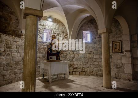 L'abbaye de San Clemente al Vomano est un lieu de culte catholique dans les Abruzzes qui se dresse au sommet d'une petite colline, non loin de Guardia Vomano di N. Banque D'Images