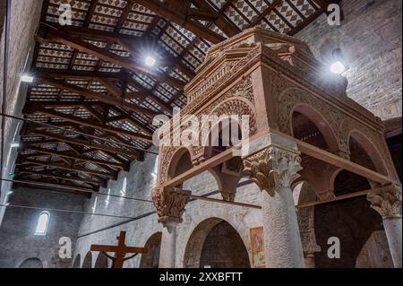 L'abbaye de San Clemente al Vomano est un lieu de culte catholique dans les Abruzzes qui se dresse au sommet d'une petite colline, non loin de Guardia Vomano di N. Banque D'Images