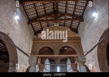 L'abbaye de San Clemente al Vomano est un lieu de culte catholique dans les Abruzzes qui se dresse au sommet d'une petite colline, non loin de Guardia Vomano di N. Banque D'Images