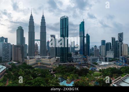 Une photo des tours jumelles Petronas, du parc KLCC et du centre-ville de Kuala Lumpur au coucher du soleil. Banque D'Images