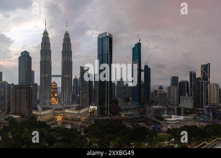 Une photo des tours jumelles Petronas, du parc KLCC et du centre-ville de Kuala Lumpur au coucher du soleil. Banque D'Images