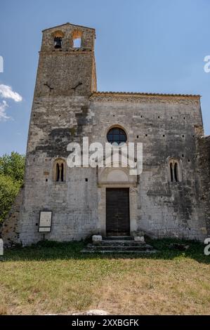 L'église de San Giovanni ad insulam, également connue sous le nom d'église de San Giovanni al Mavone, est isolée sur une petite colline qui flanque la rive de Mavone Banque D'Images