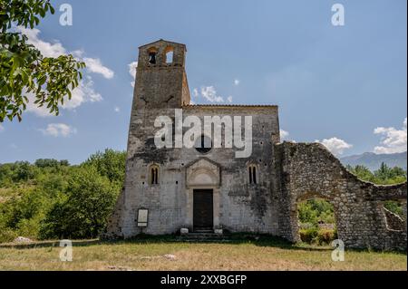 L'église de San Giovanni ad insulam, également connue sous le nom d'église de San Giovanni al Mavone, est isolée sur une petite colline qui flanque la rive de Mavone Banque D'Images