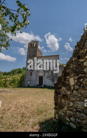 L'église de San Giovanni ad insulam, également connue sous le nom d'église de San Giovanni al Mavone, est isolée sur une petite colline qui flanque la rive de Mavone Banque D'Images