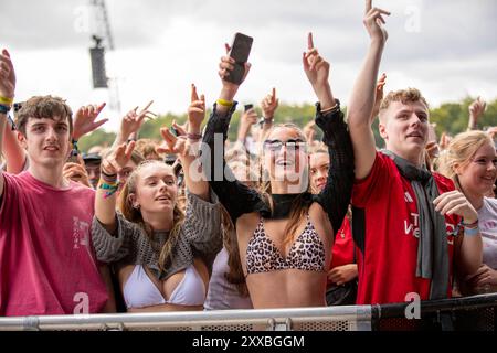 Leeds, Royaume-Uni. Vendredi 23 août 2024 la foule profite du Bru-C au Bramham Park © Jason Richardson / Alamy Live News Banque D'Images