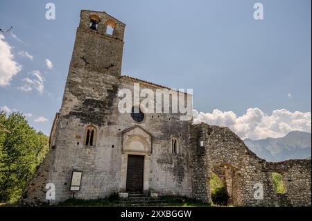 L'église de San Giovanni ad insulam, également connue sous le nom d'église de San Giovanni al Mavone, est isolée sur une petite colline qui flanque la rive de Mavone Banque D'Images