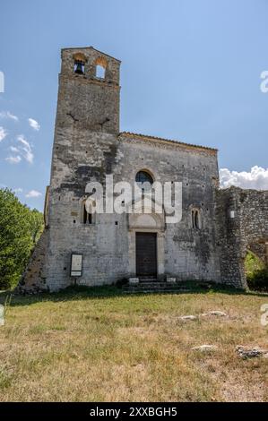 L'église de San Giovanni ad insulam, également connue sous le nom d'église de San Giovanni al Mavone, est isolée sur une petite colline qui flanque la rive de Mavone Banque D'Images