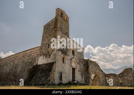 L'église de San Giovanni ad insulam, également connue sous le nom d'église de San Giovanni al Mavone, est isolée sur une petite colline qui flanque la rive de Mavone Banque D'Images