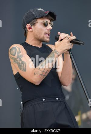 Louis Tomlinson, de One Direction, ravit son immense foule de fans, au Victorious Festival, Southsea. Vendredi 23 août Banque D'Images