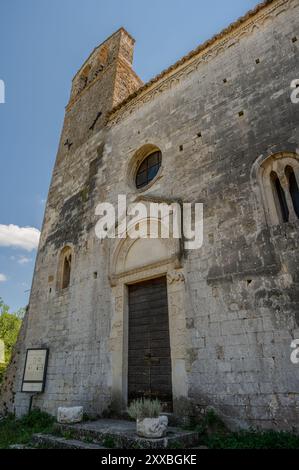 L'église de San Giovanni ad insulam, également connue sous le nom d'église de San Giovanni al Mavone, est isolée sur une petite colline qui flanque la rive de Mavone Banque D'Images