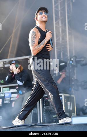 Louis Tomlinson, de One Direction, ravit son immense foule de fans, au Victorious Festival, Southsea. Vendredi 23 août Banque D'Images